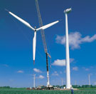 Image: Assembly of a wind turbine in an arable field